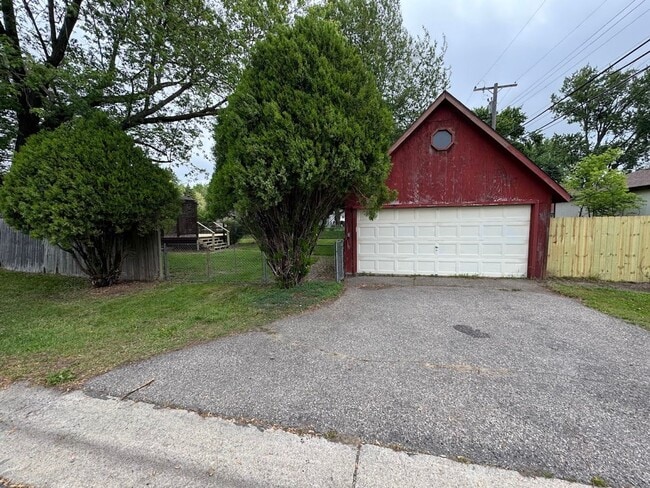 Building Photo - 2 bed 1 bath Rochester Hills ranch with ga...
