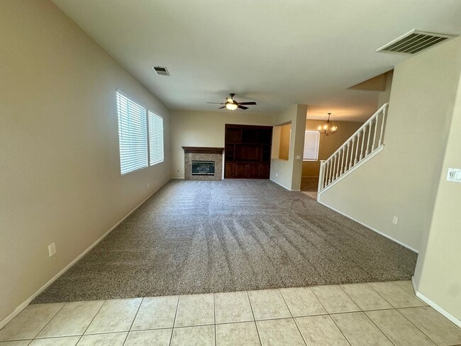 Building Photo - Large 3 bedroom home with loft and large b...
