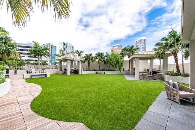 Building Photo - Sky Ala Moana (West) #3305 - Fully Furnished 1 BR/1 BA/1 Parking