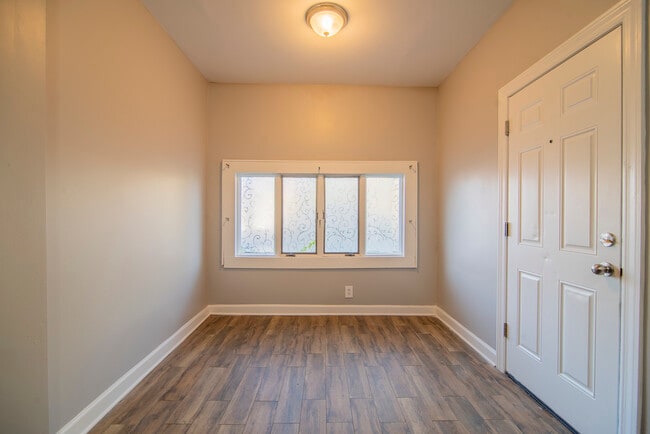 Building Photo - 1252 W Elmdale Ave