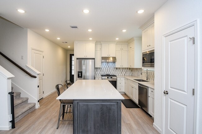 Building Photo - 28722 Mount Bonnell Dr