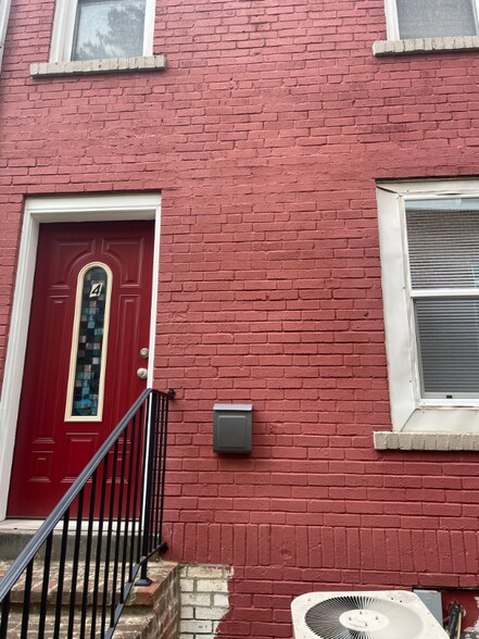 Primary Photo - 90 E 8th Ave