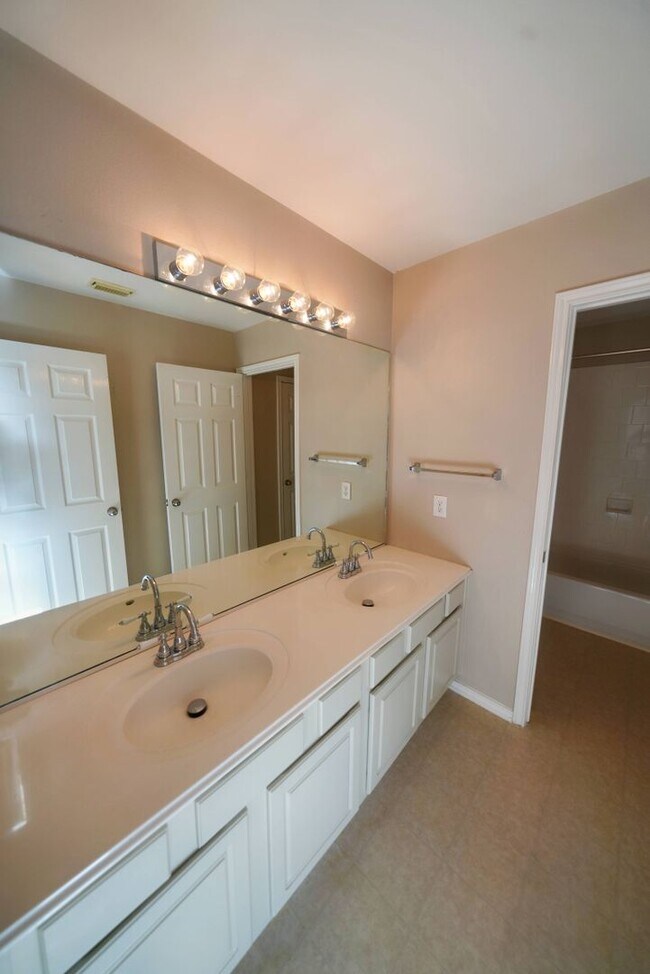 Building Photo - 4736 Green Bluff Dr