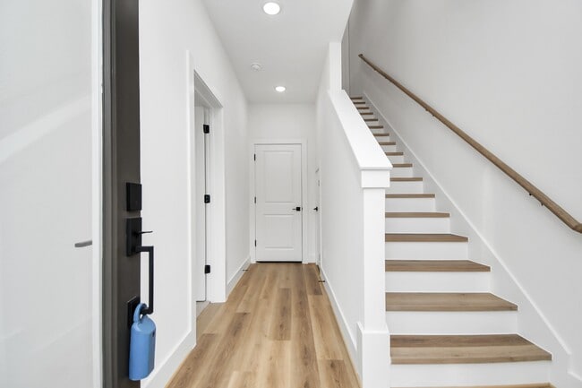 Building Photo - 4802 Elysian St