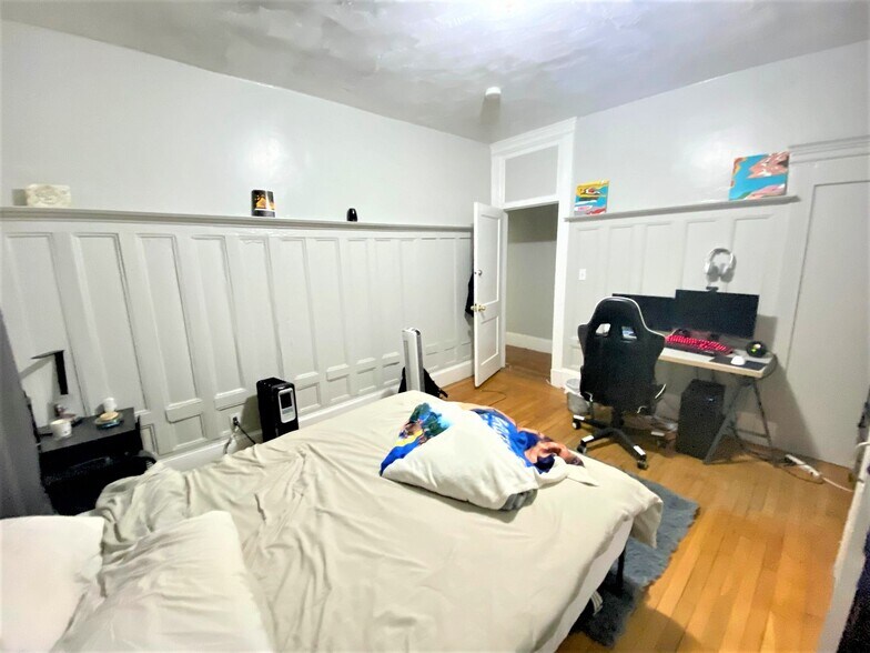 Building Photo - 447 Park Dr