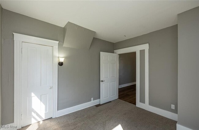 Building Photo - 353 S Maple St