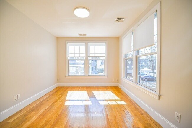 Building Photo - Spacious 3BR End-Unit Townhome with Finished Basement & Tandem Parking