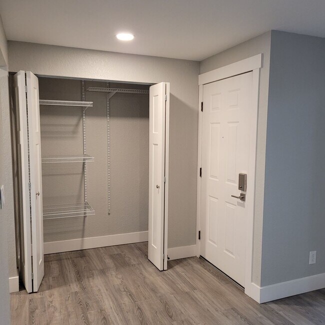 Building Photo - Beautiful 2 Bedroom Condo in Redmond