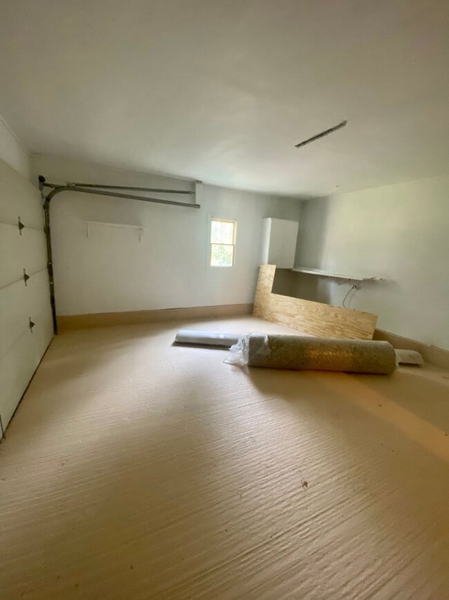 Building Photo - Charming 2 Bedroom House