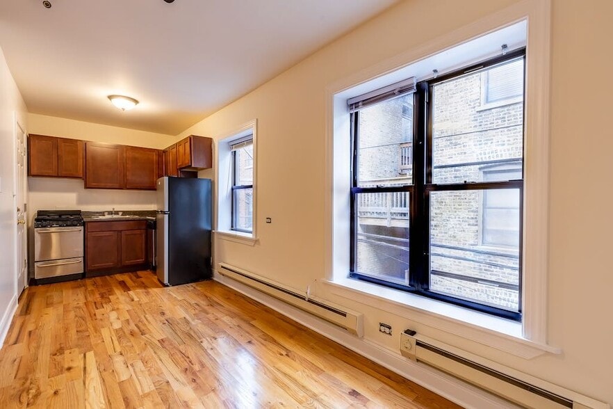 Building Photo - 838 W Cornelia Ave