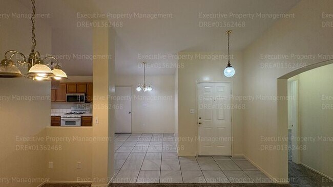 Building Photo - 4 bedroom 2 bathroom split wing home in North Bakersfield