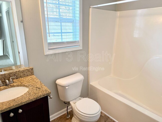 Building Photo - 753 Newport Dr