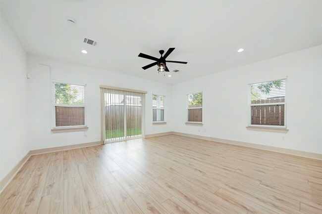 Building Photo - 837 W Little York Rd