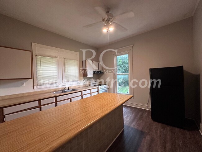 Building Photo - 705 Harmon-