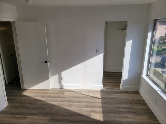 Building Photo - FOR RENT!!! CUTE AND COZY 1 BEDROOM 1 BATHROOM CONDO.- ON THE WATER...