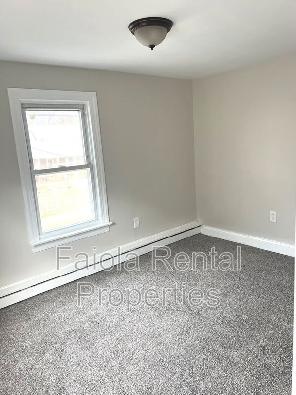 Building Photo - 319 Maurice St