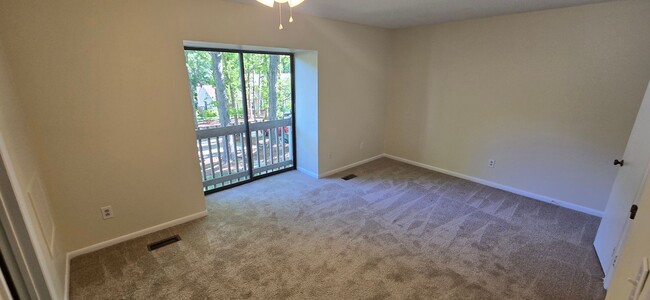Building Photo - Townhome convenient to shopping and schools