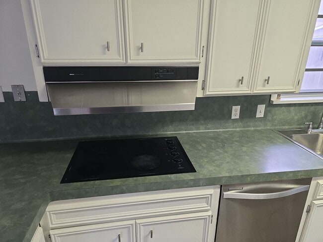 Building Photo - Refurbished - 3 bdrm 1.5 bath