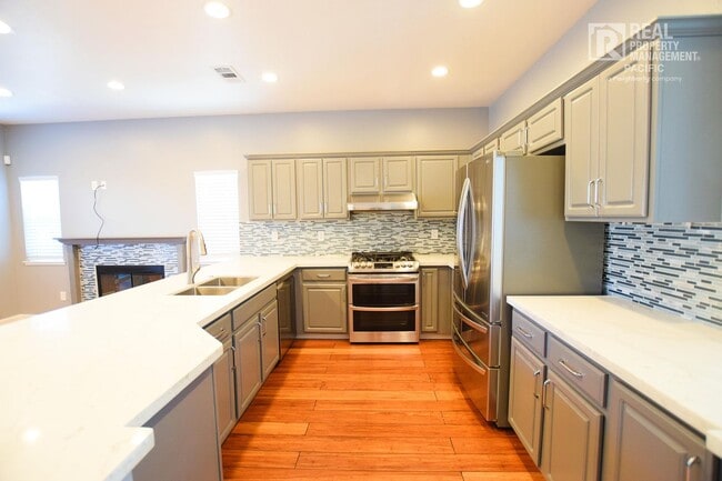 Building Photo - Newly Renovated 4 Bedroom with Parking