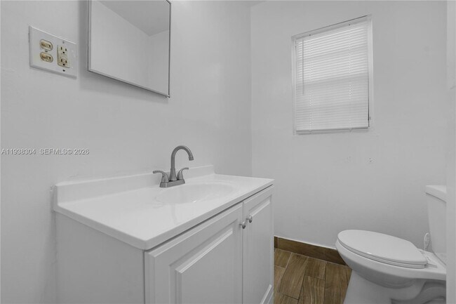 Building Photo - 1505 Monroe St