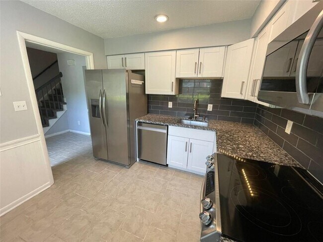 Building Photo - 1020 Country Ct