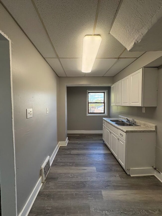 Building Photo - Three bedroom one bathroom townhouse for rent