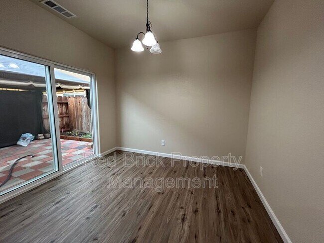 Building Photo - 3665 Venice Ave