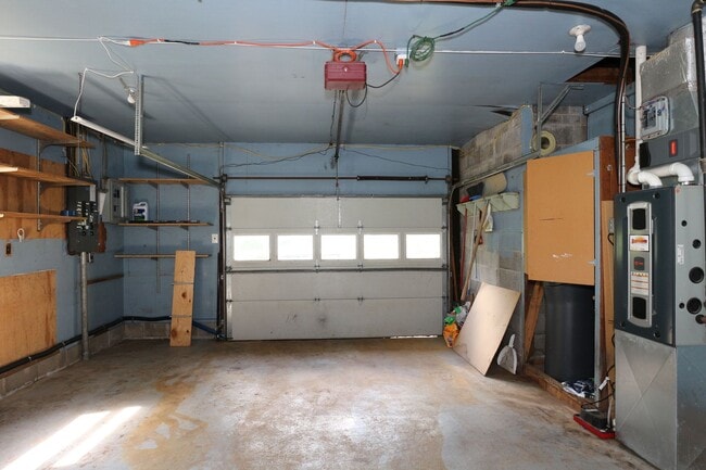 Building Photo - Country Rambler on Large Lot!