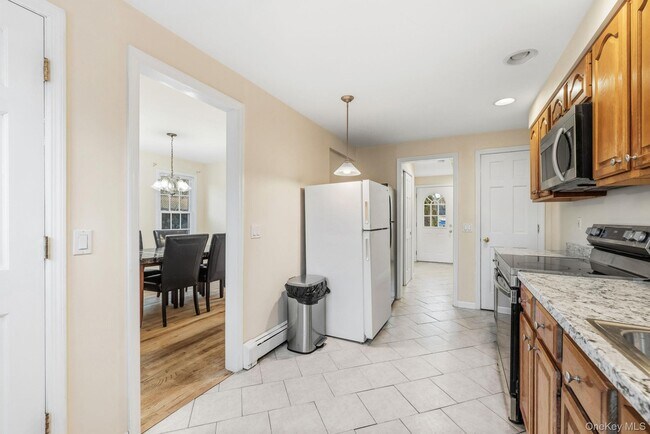 Building Photo - 983 Warren Ave