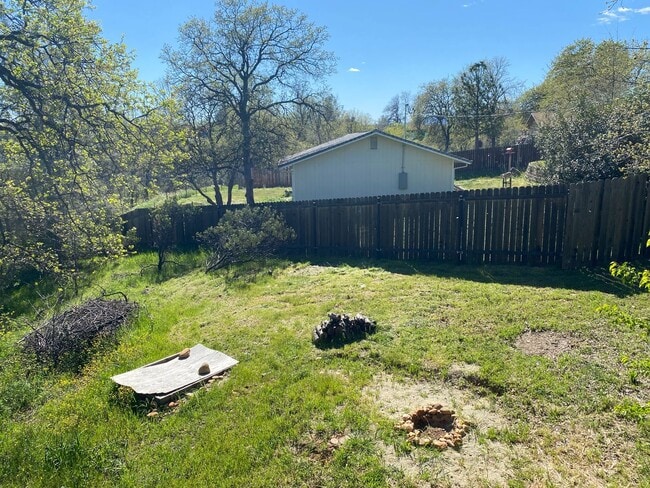 Building Photo - Well maintained home on 1.14 acres - Landscaping included!