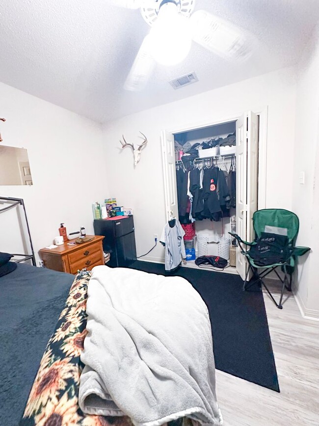 Building Photo - No HOA 3 bedroom home with whole house generator!