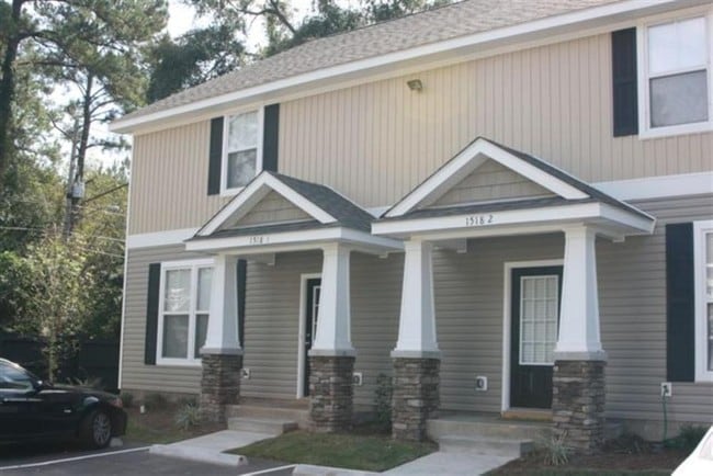 Building Photo - Hamptons on High