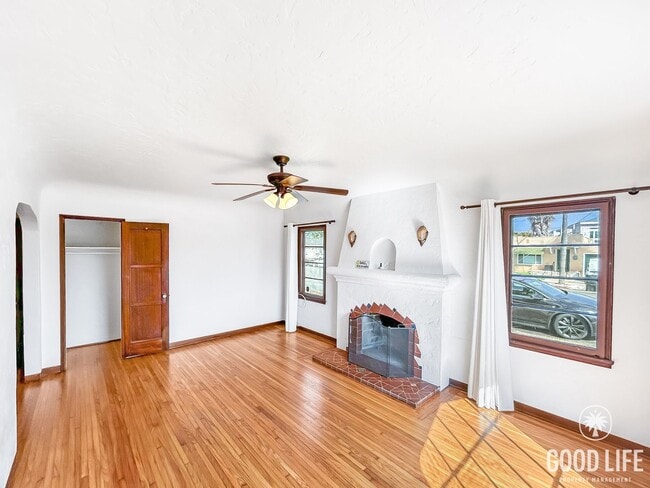 Primary Photo - Beautiful 2B 1BA Home in University Height...