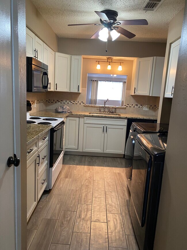 Building Photo - 6604 Montauk Dr