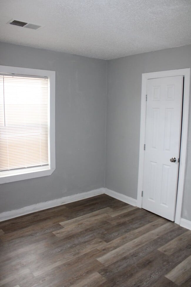 Building Photo - Updated cute and cozy 2bedroom 1 bathroom ...