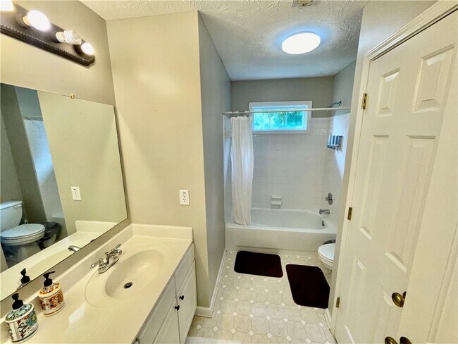 Building Photo - 2465 Lunetta Ln