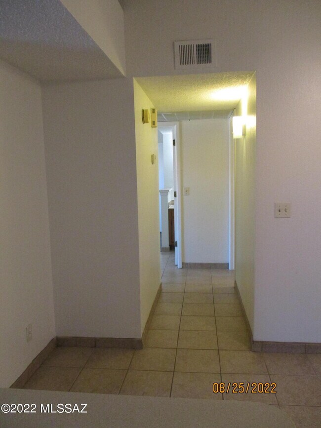 Building Photo - 2166 N Pantano Rd