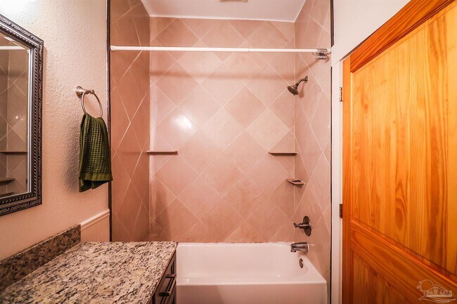 Building Photo - 422 N Davis Hwy