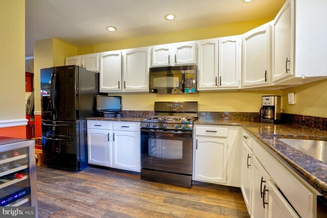 Building Photo - 111 Honey Locust Ct