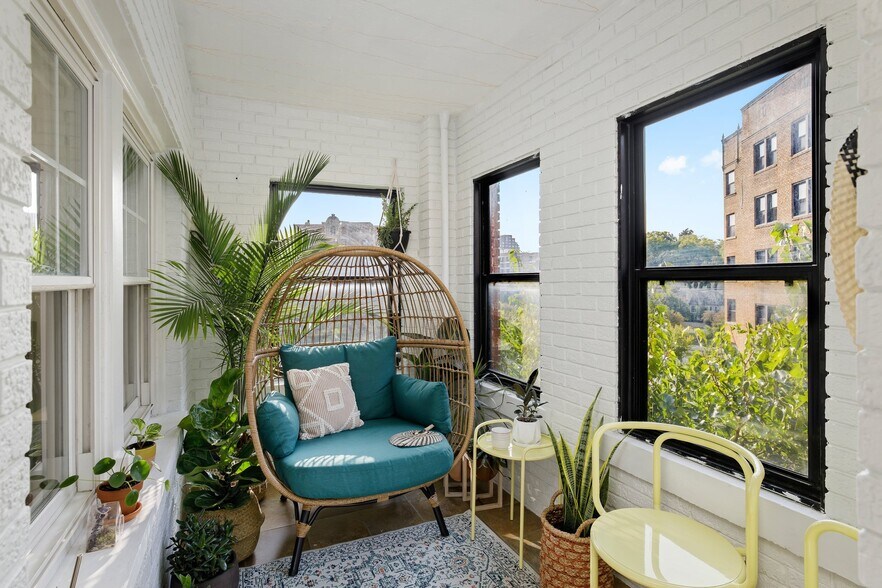 Building Photo - 807 W 48th St