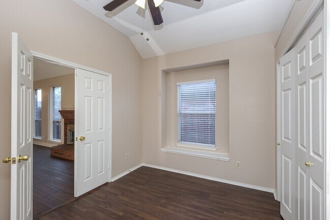 Building Photo - 2221 Baretta Dr