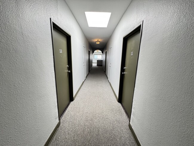 Building Photo - 1960 Argyle Ave