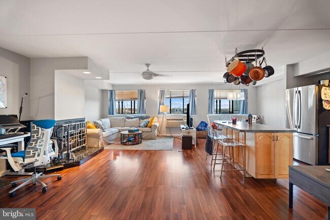 Primary Photo - 200 Lombard St