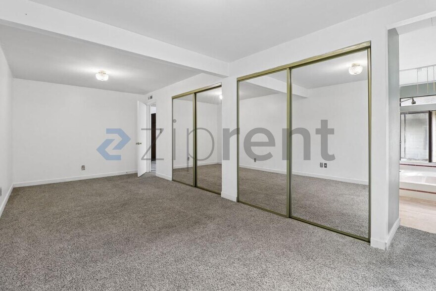 Building Photo - Unit