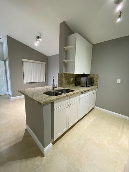 Building Photo - 2820 N Oakland Forest Dr