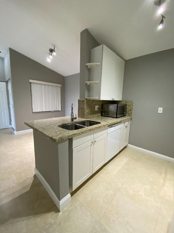 Building Photo - 2820 N Oakland Forest Dr