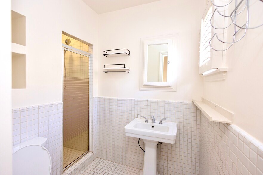 Building Photo - 446 S La Peer Dr