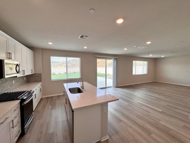 Building Photo - MOVE IN SPECIAL! $1000 off 1st month rent if you move in the month of January! Spacious 4 Bedroom...