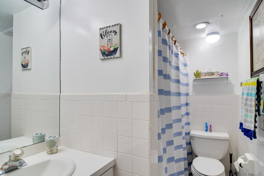 Building Photo - 8921 Blind Pass Rd