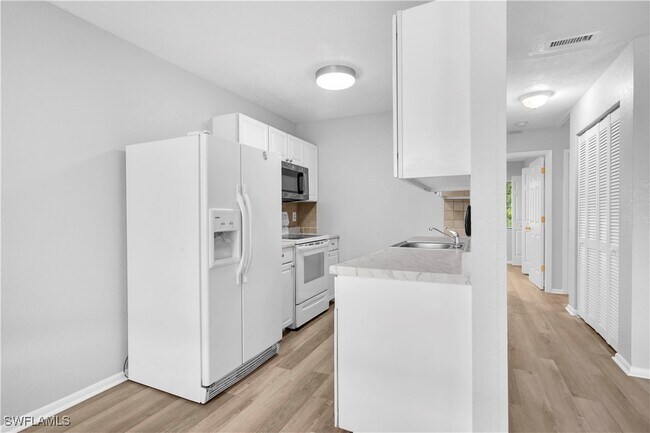Building Photo - 4627 Bayshore Dr